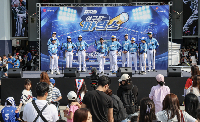 25일 부산 사직야구장 광장에서 열린 '야구왕, 마린스!' 프로모션 행사에서 미니 콘서트가 진행되고 있다. 김종진 기자 kjj1761@