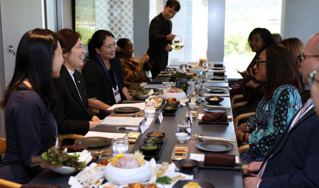 장미란(왼쪽 두 번째) 문화체육관광부 제2차관이 3일 서울 종로구의 한 식당에서 2024 한-아프리카 관광포럼 주요 참석자 및 연사와 오찬을 하고 있다. 문화체육관광부 제공