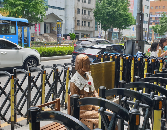 26일 부산 동구 초량동 일본영사관 앞 평화의 소녀상 주변에 바리케이드가 설치됐다. 이우영 기자